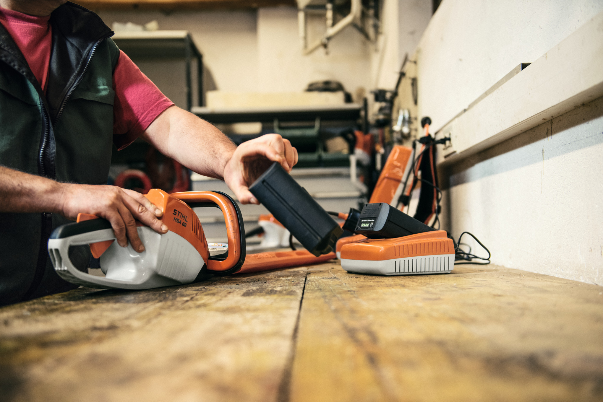 Το STIHL HSA 86 σε χρήση με μπαταρία AP και φορτιστή AL