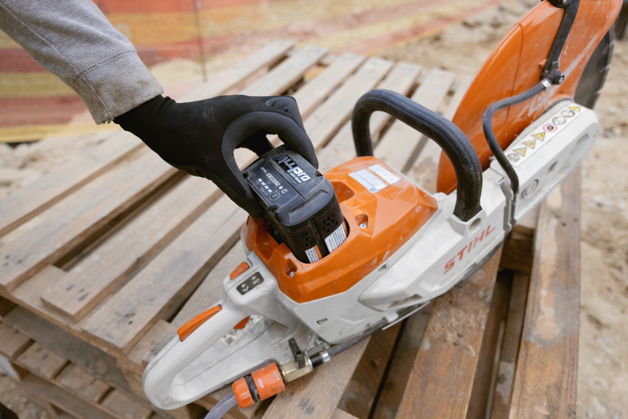 Η μπαταρία ALLPRO STIHL AP 300 P χρησιμοποιείται στο ασύρματο πριόνι κοπής STIHL TSA 350.