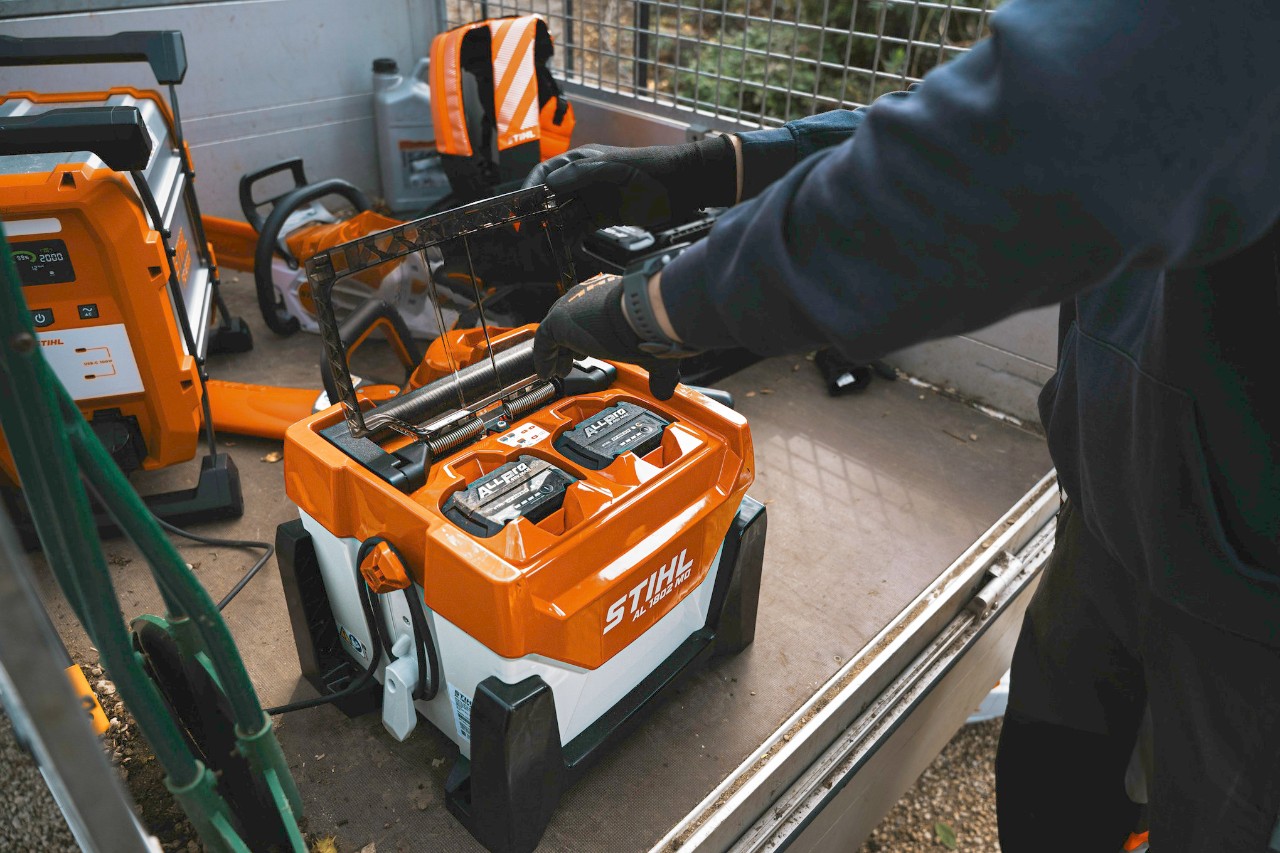 Φόρτιση της μπαταρίας STIHL ALLPRO AP 300.0 P στον πολυφορτιστή AL 301-4